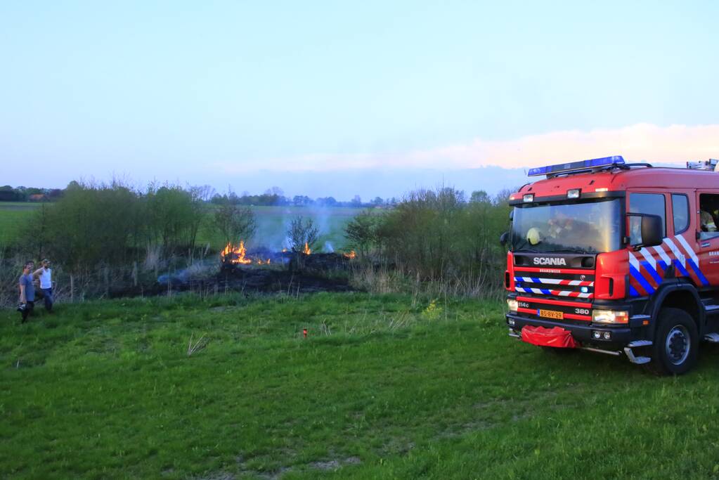 Voorbijgangers treffen  natuurbrand aan