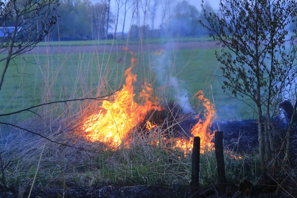 Voorbijgangers treffen  natuurbrand aan