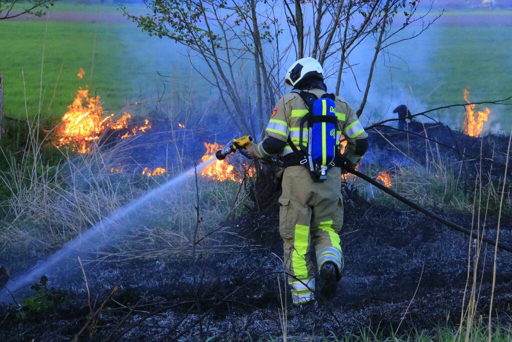 Voorbijgangers treffen  natuurbrand aan