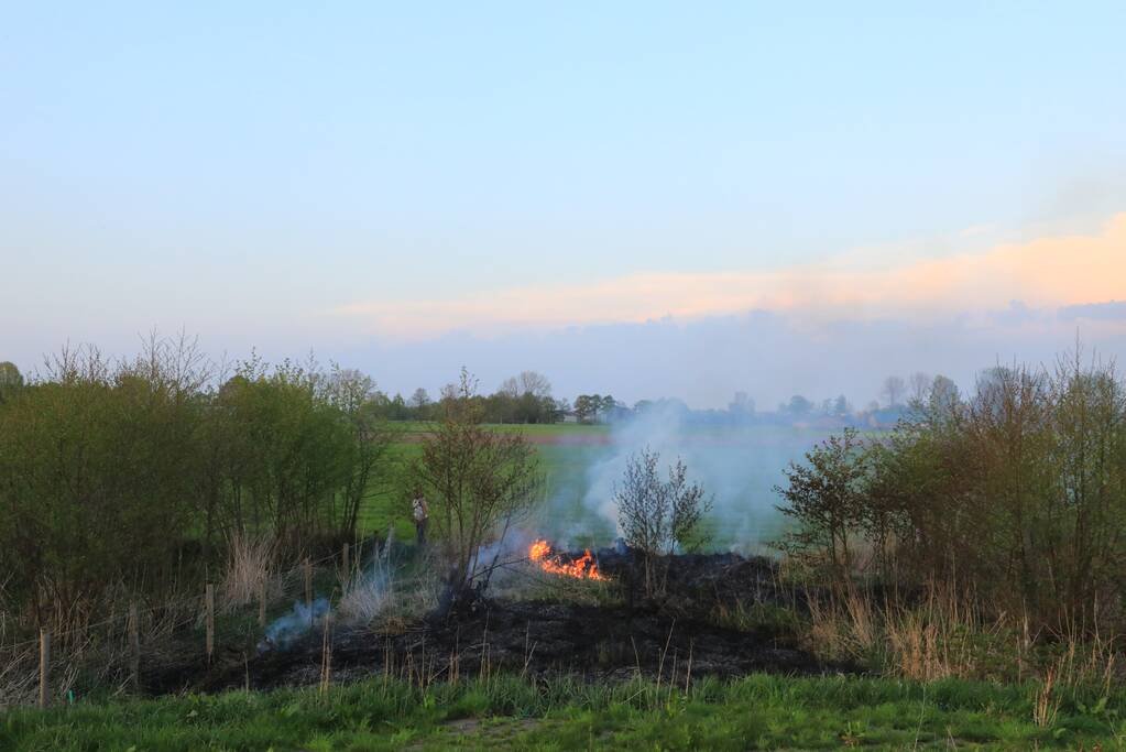 Voorbijgangers treffen  natuurbrand aan