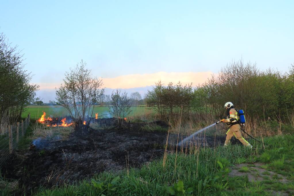 Voorbijgangers treffen  natuurbrand aan