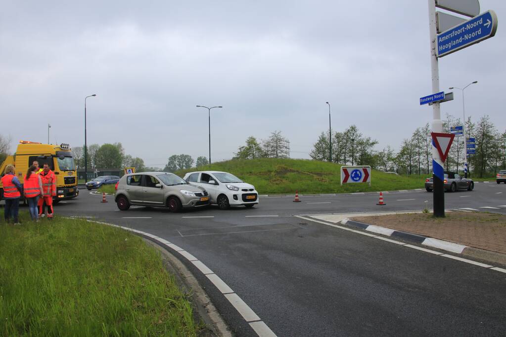 Twee auto's botsen op rotonde