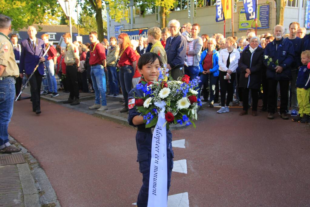 Jong en oud herdenken samen slachtoffers