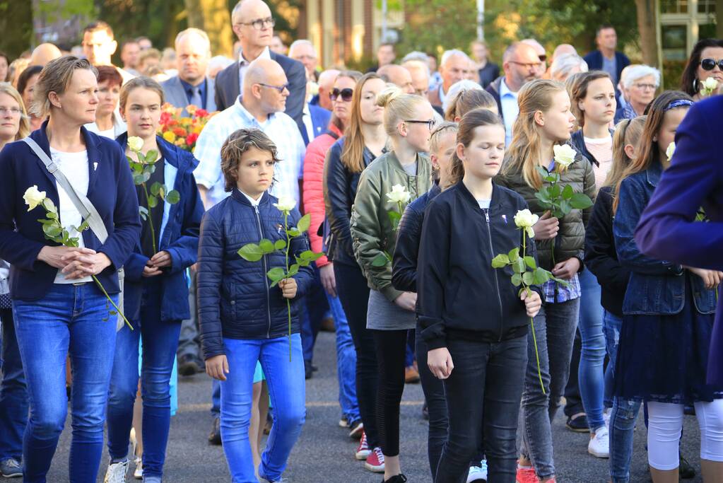 Jong en oud herdenken samen slachtoffers