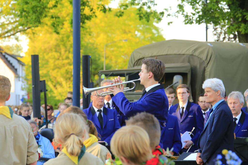 Jong en oud herdenken samen slachtoffers