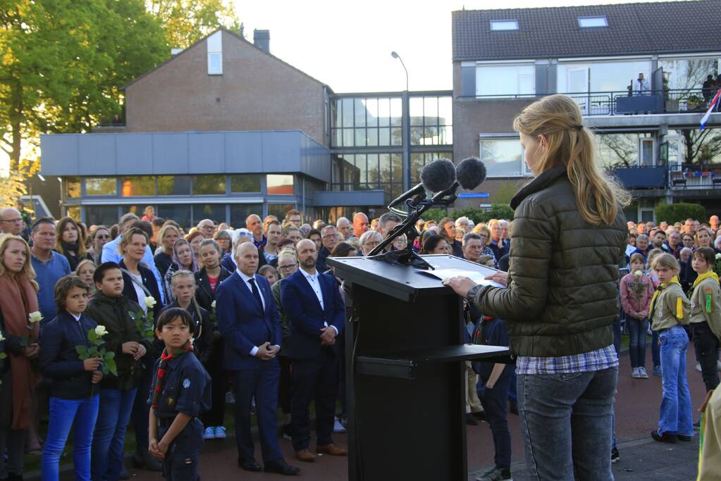 Jong en oud herdenken samen slachtoffers