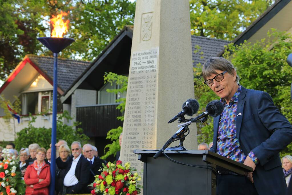 Jong en oud herdenken samen slachtoffers