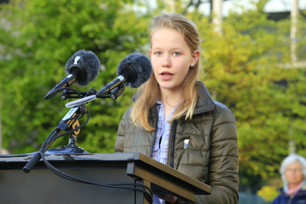 Jong en oud herdenken samen slachtoffers
