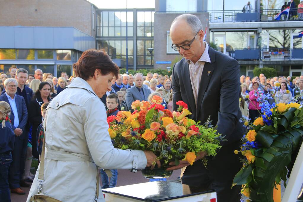 Jong en oud herdenken samen slachtoffers