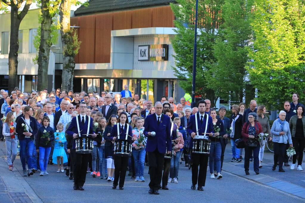 Jong en oud herdenken samen slachtoffers