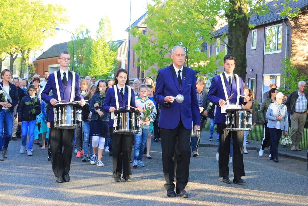 Jong en oud herdenken samen slachtoffers