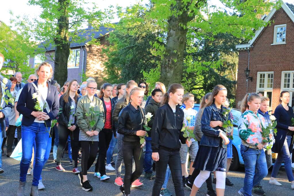 Jong en oud herdenken samen slachtoffers