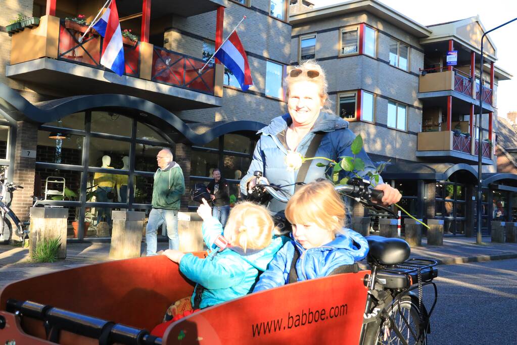 Jong en oud herdenken samen slachtoffers