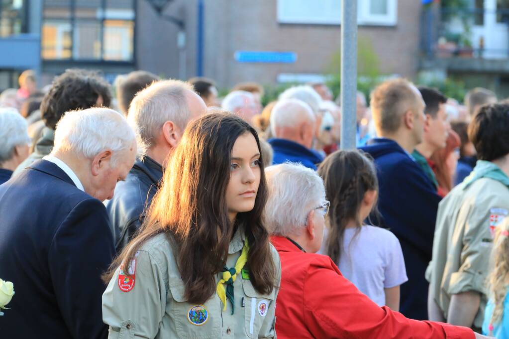 Jong en oud herdenken samen slachtoffers