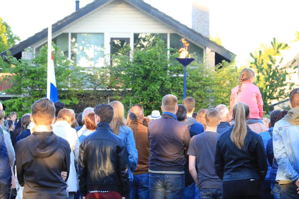 Jong en oud herdenken samen slachtoffers