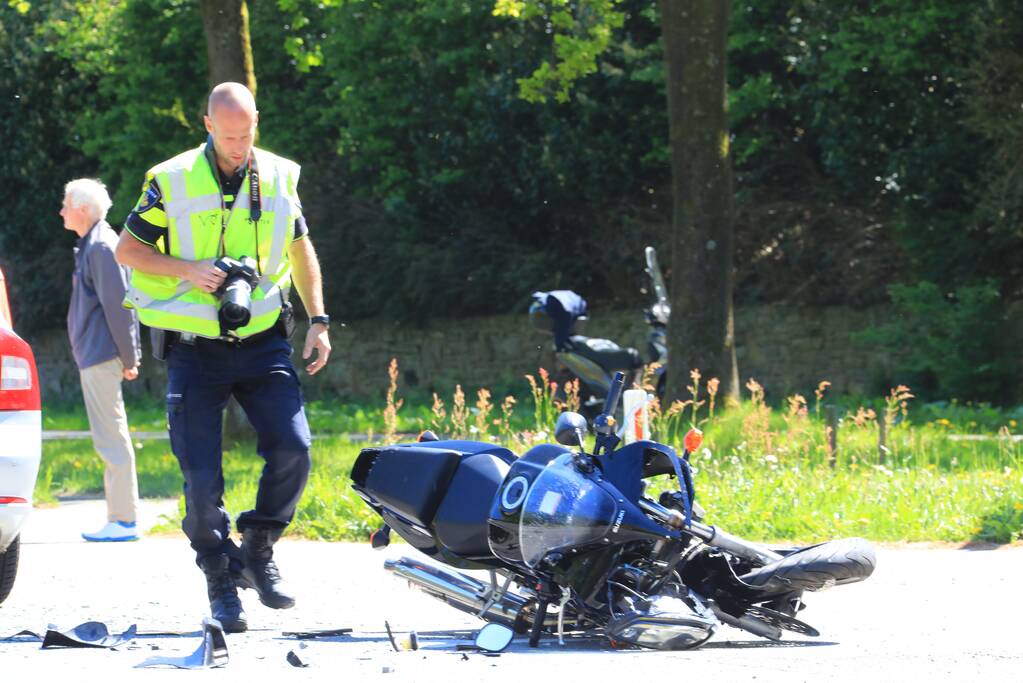 Motorrijder zwaar gewond bij kop-staartbotsing