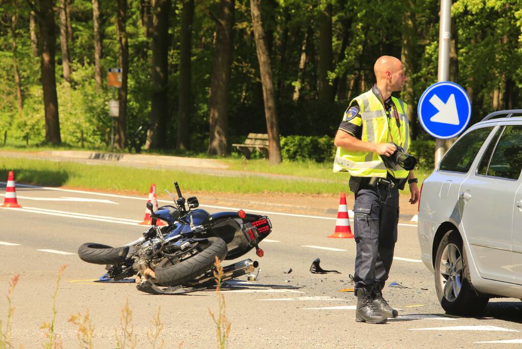 Motorrijder zwaar gewond bij kop-staartbotsing