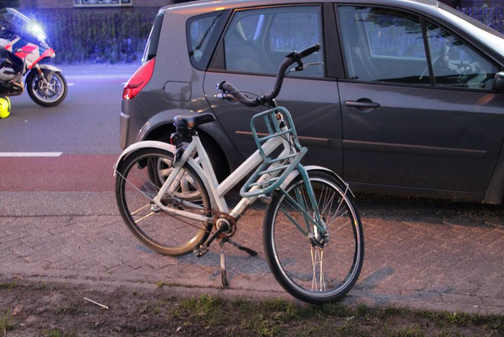 Meisje met fiets gewond na aanrijding met auto