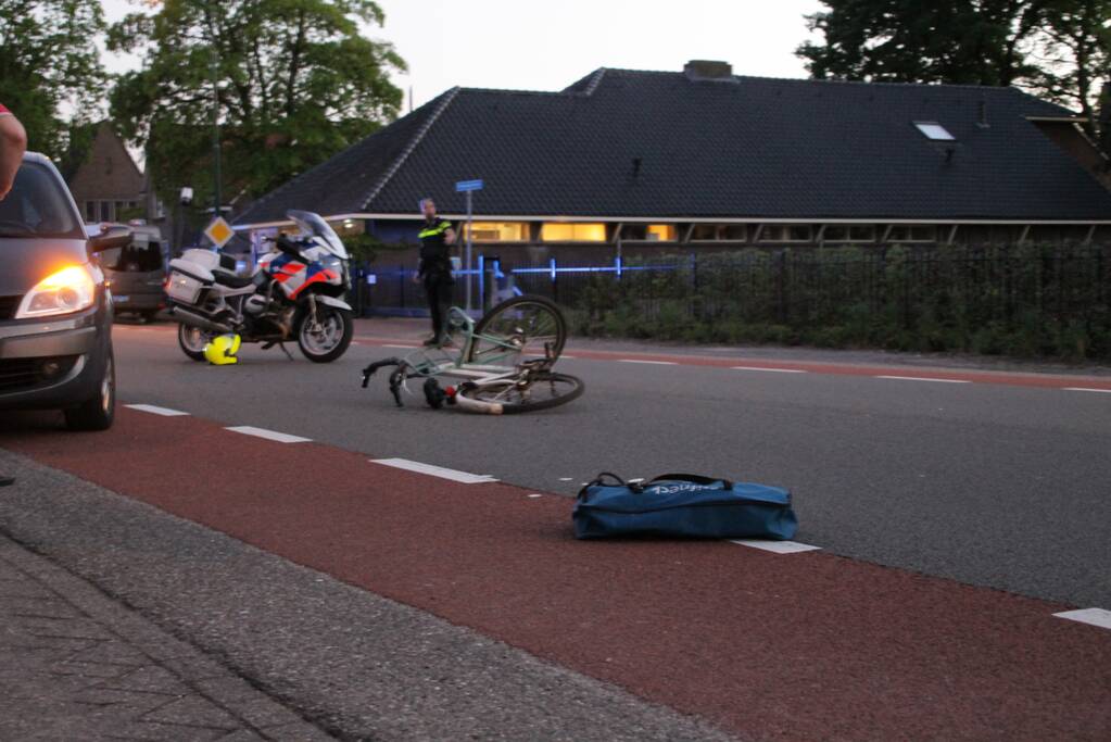 Meisje met fiets gewond na aanrijding met auto