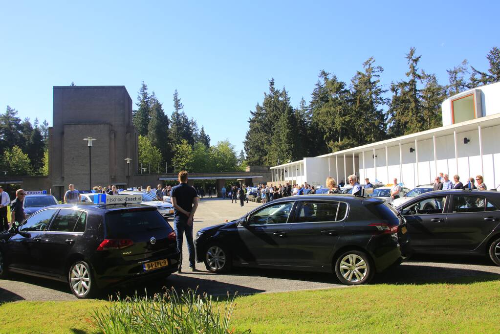 Erehaag bij uitvaart rijinstructeur Henk Reinink