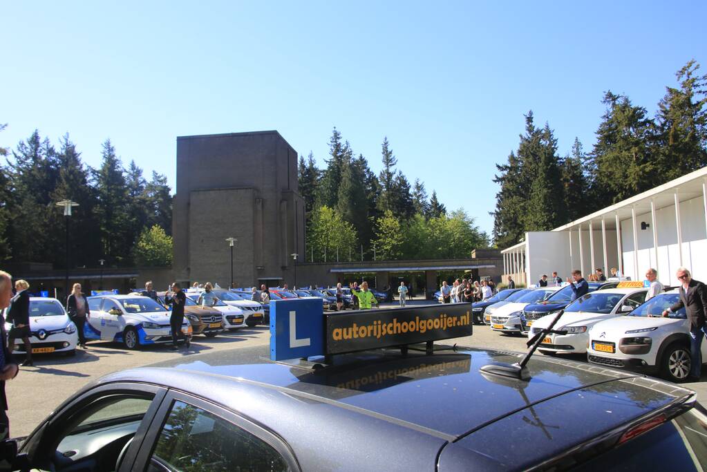 Erehaag bij uitvaart rijinstructeur Henk Reinink