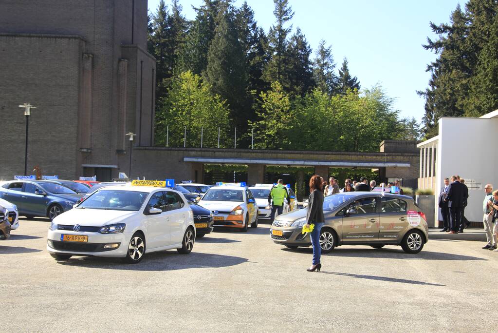 Erehaag bij uitvaart rijinstructeur Henk Reinink