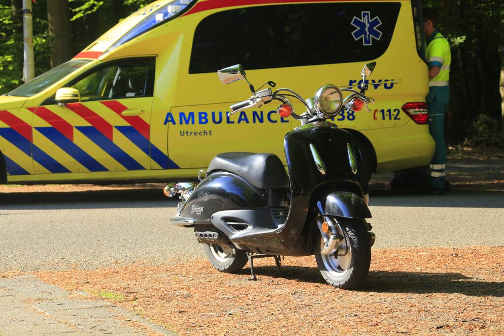 Brommerrijder gewond na botsing met auto