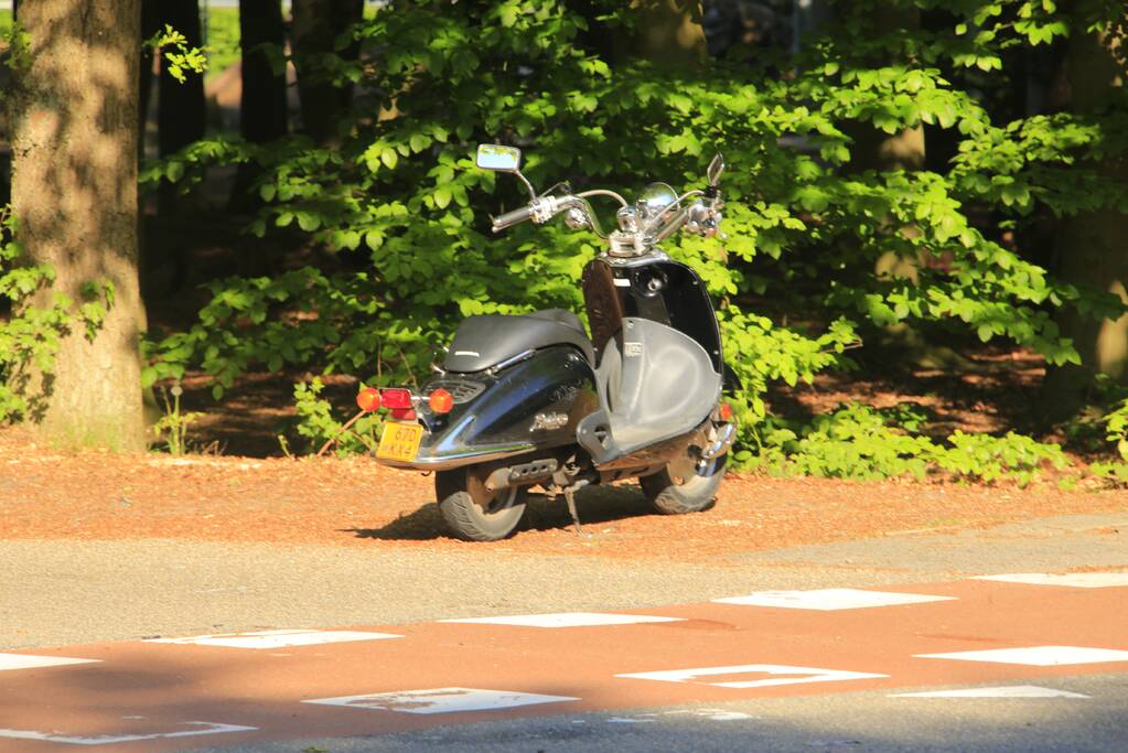 Brommerrijder gewond na botsing met auto