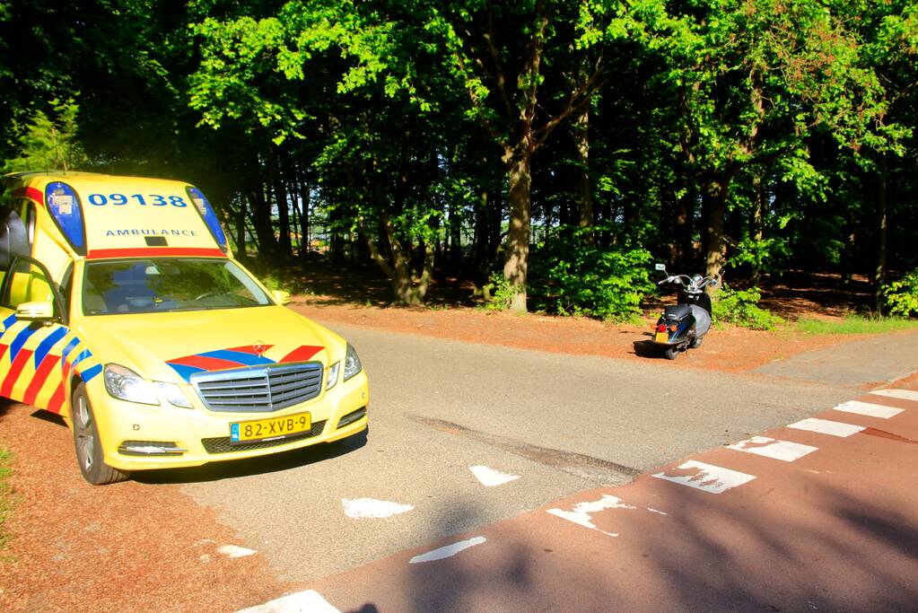 Brommerrijder gewond na botsing met auto