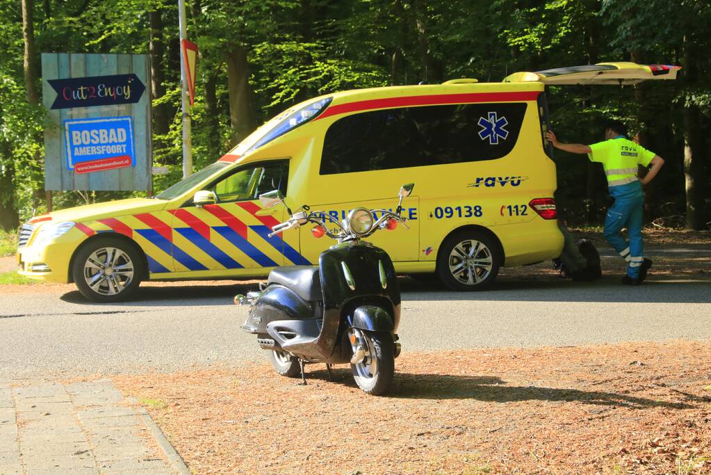Brommerrijder gewond na botsing met auto