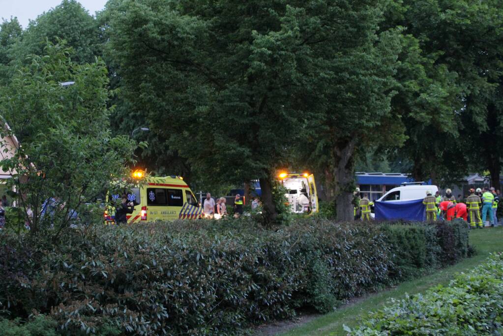 Persoon gewond onder bestelwagen