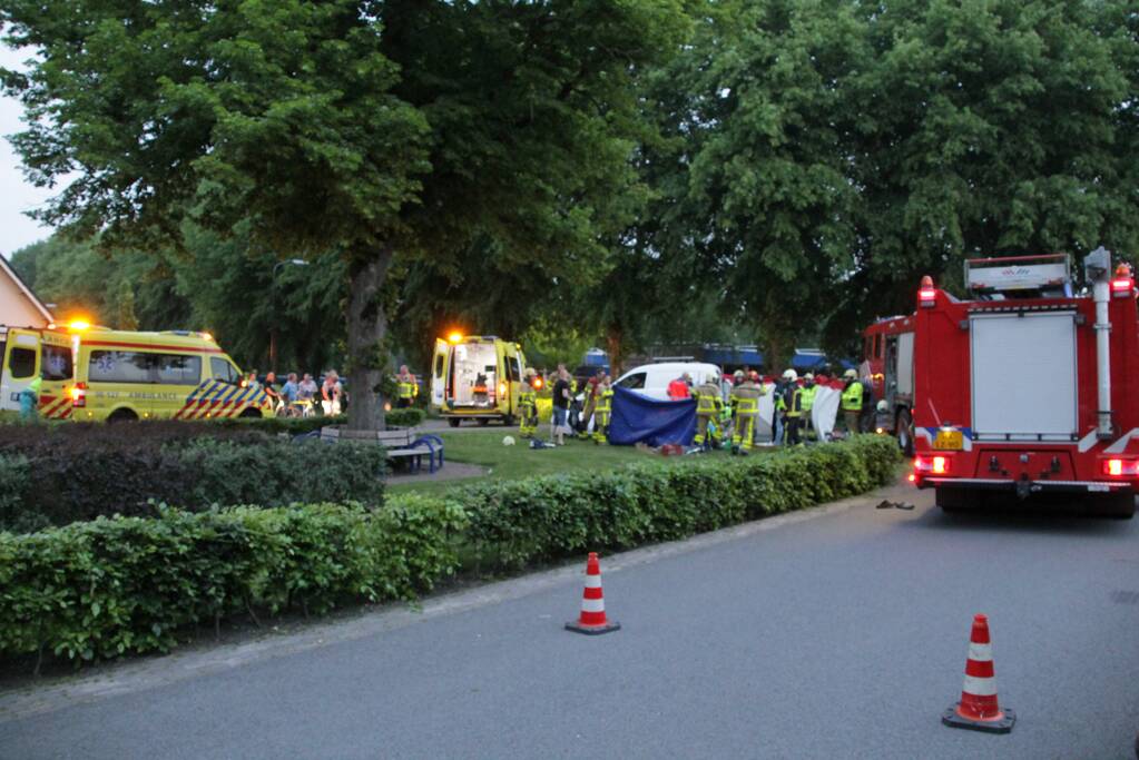 Persoon gewond onder bestelwagen