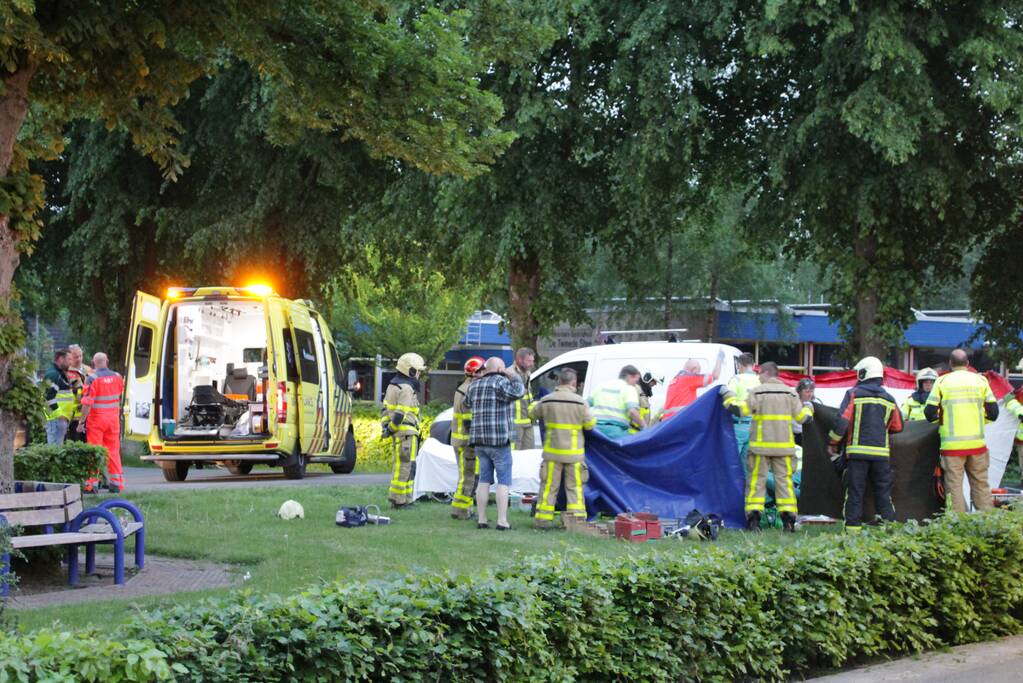 Persoon gewond onder bestelwagen