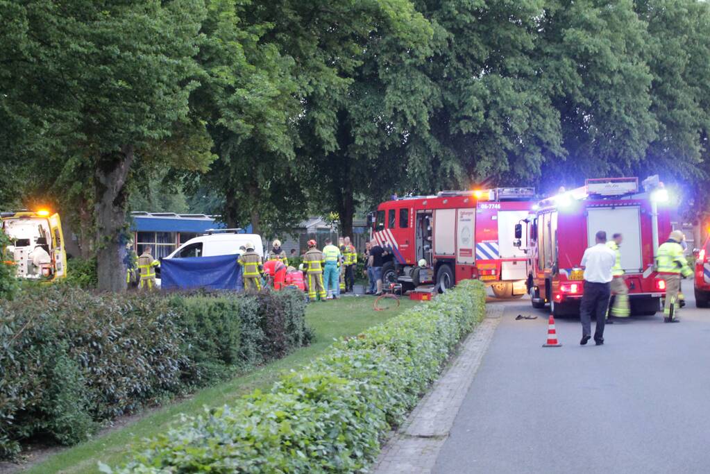 Persoon gewond onder bestelwagen