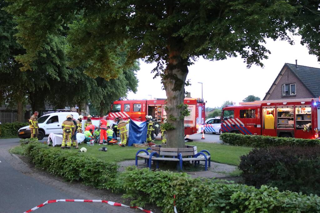 Persoon gewond onder bestelwagen