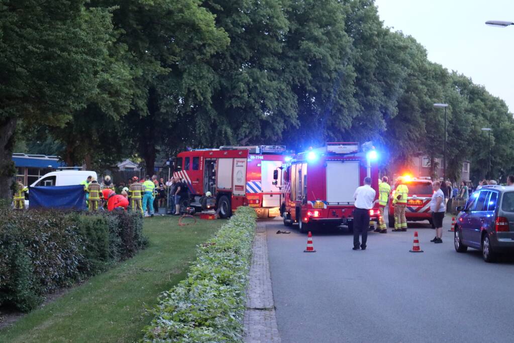 Persoon gewond onder bestelwagen