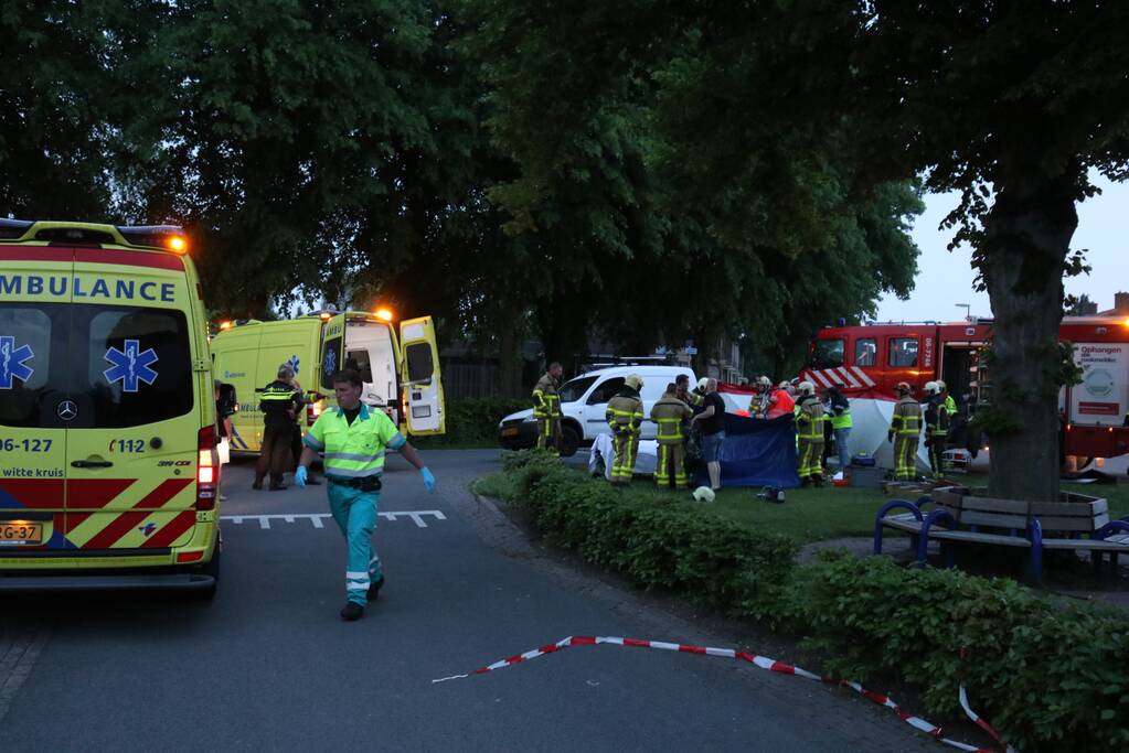 Persoon gewond onder bestelwagen