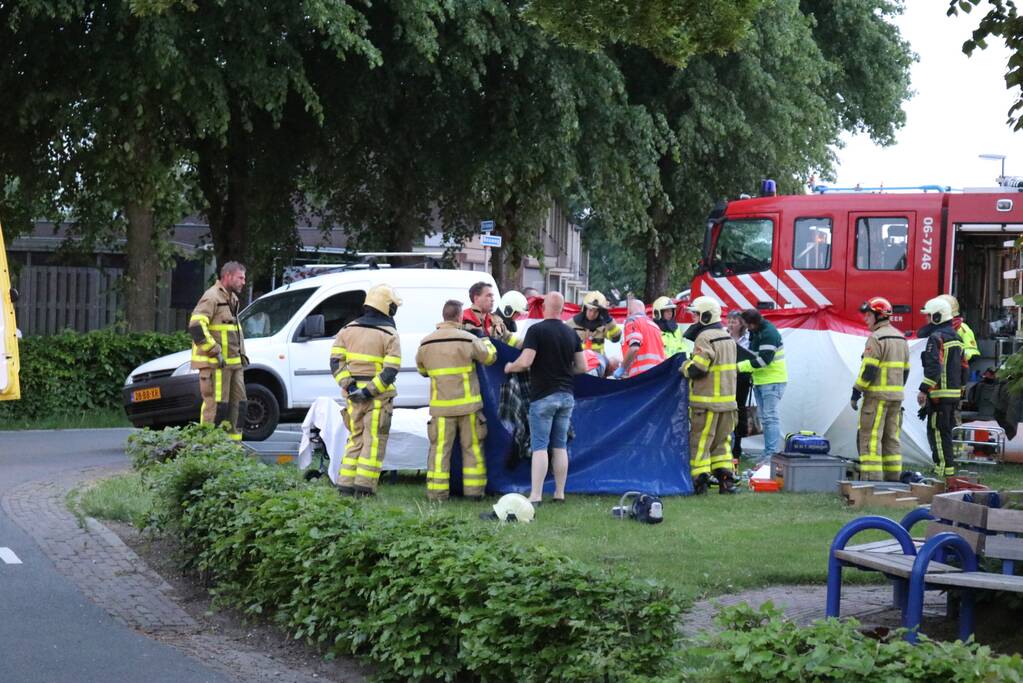 Persoon gewond onder bestelwagen