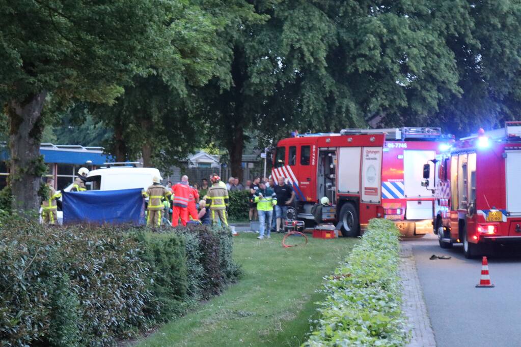 Persoon gewond onder bestelwagen