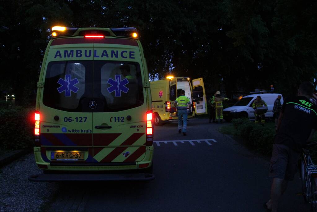 Persoon gewond onder bestelwagen