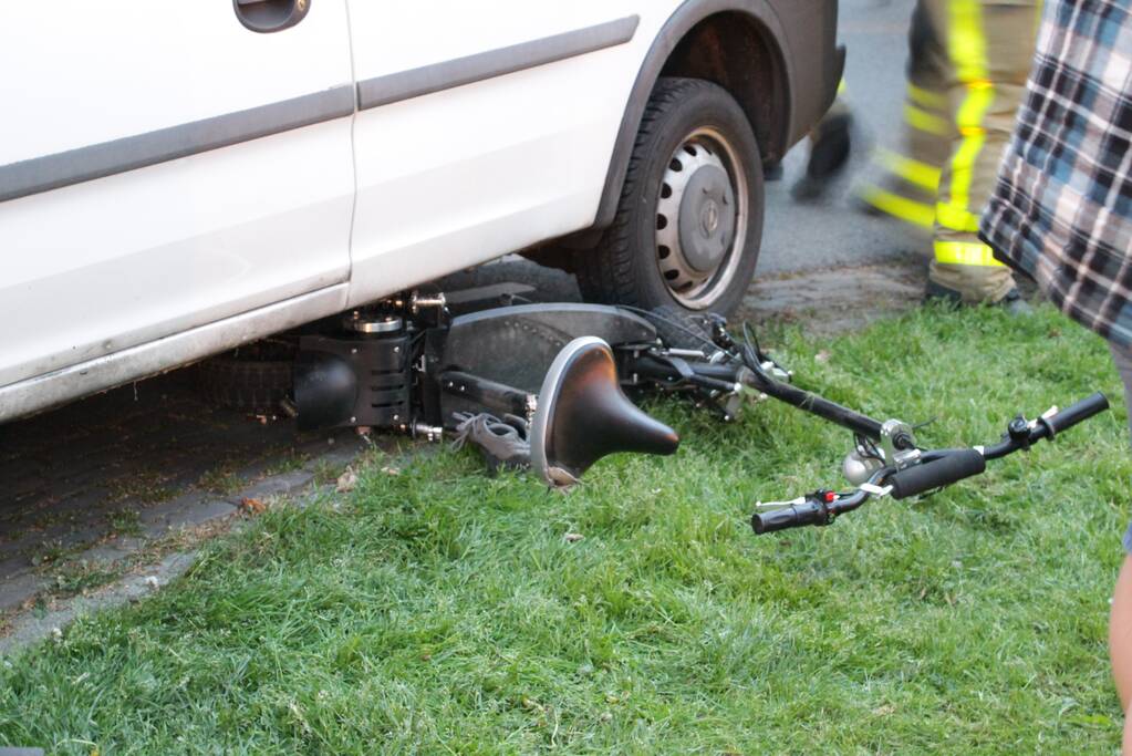 Persoon gewond onder bestelwagen