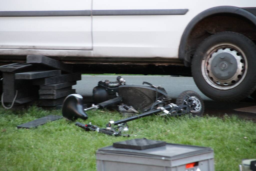 Persoon gewond onder bestelwagen