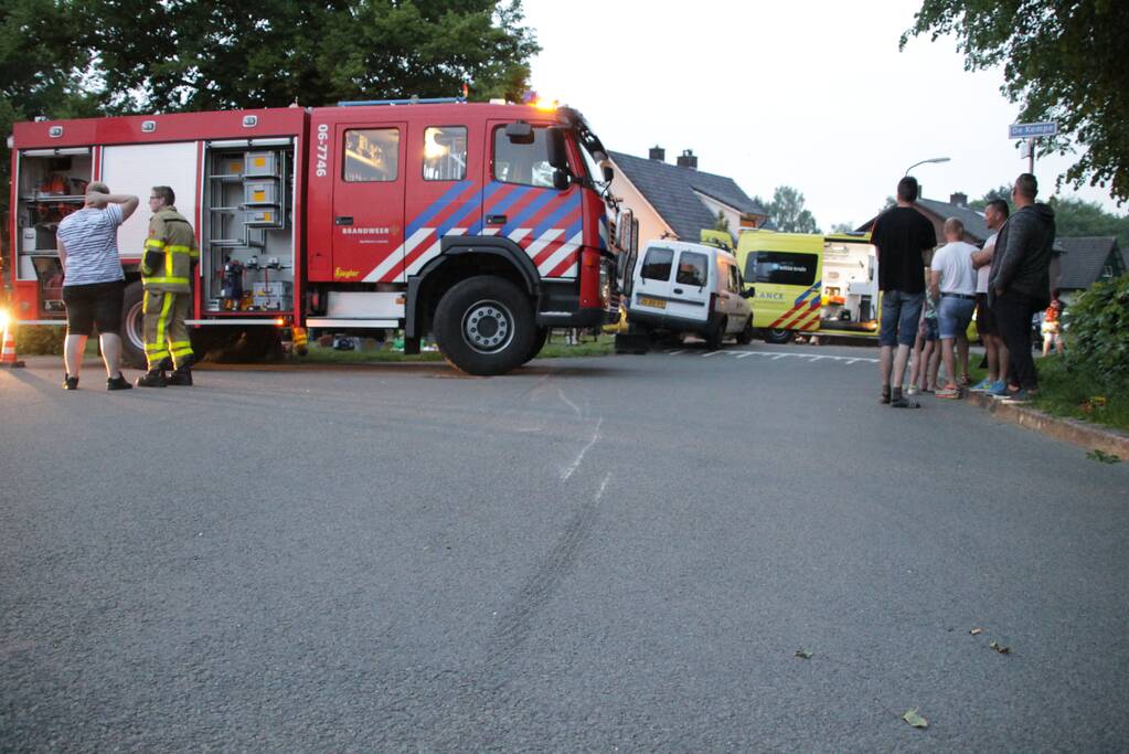 Persoon gewond onder bestelwagen