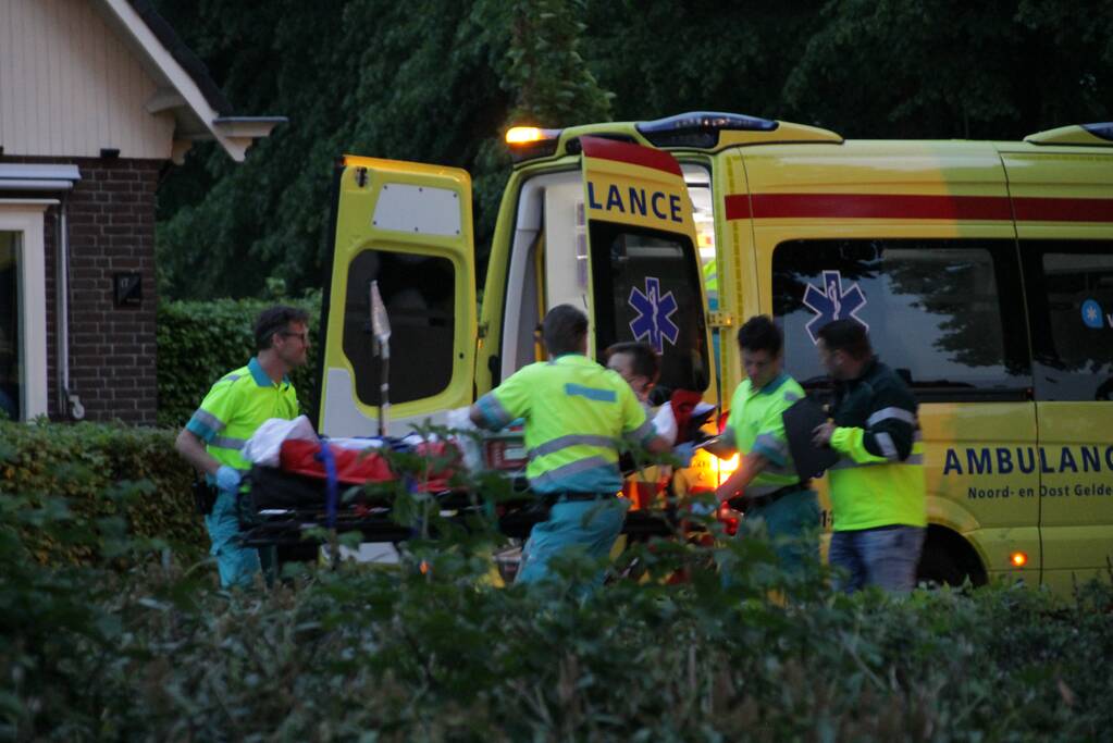 Persoon gewond onder bestelwagen
