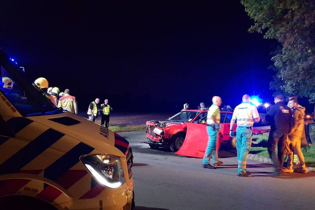 Gewonde bij aanrijding tussen bestelwagen en auto