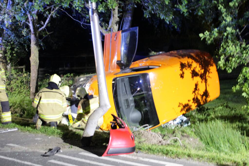 Gewonde bij aanrijding tussen bestelwagen en auto