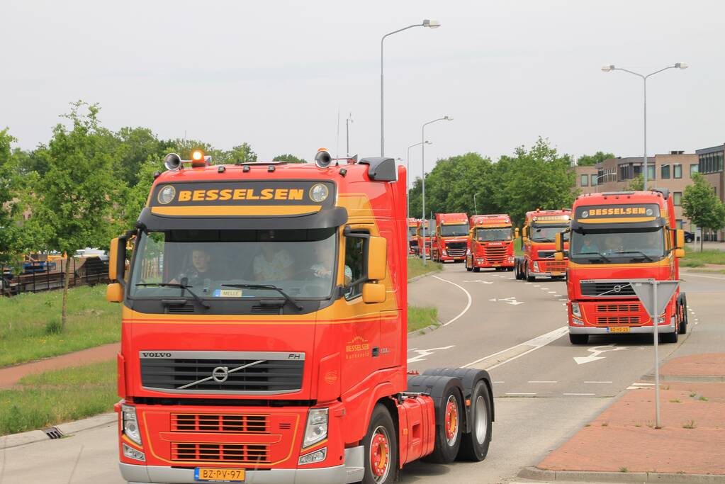 Truckerstocht met vele voertuigen