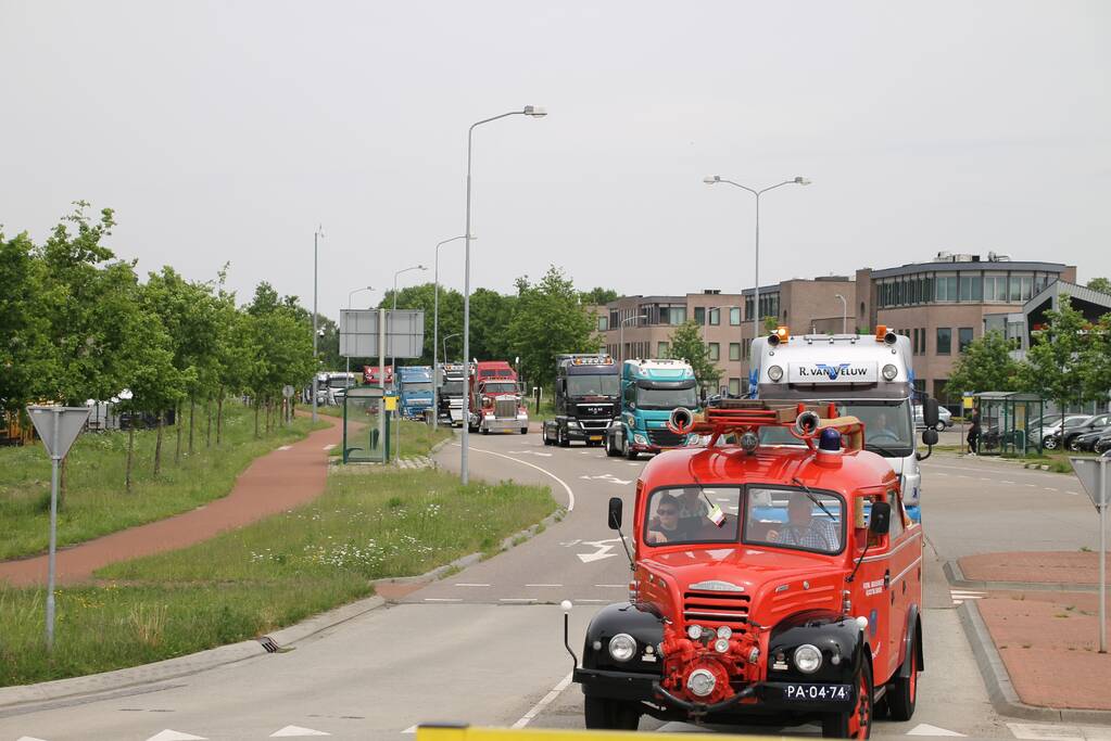 Truckerstocht met vele voertuigen
