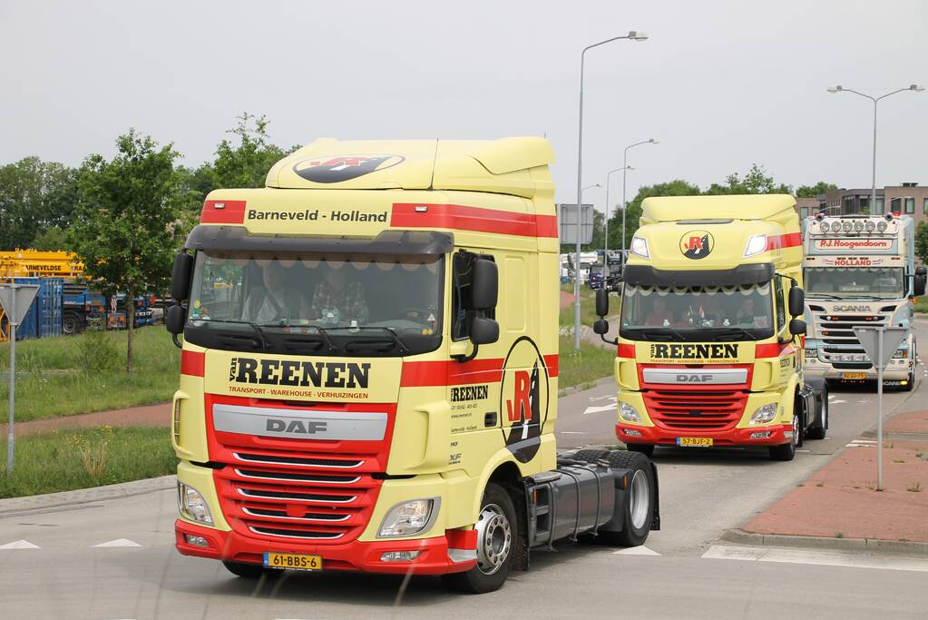 Truckerstocht met vele voertuigen