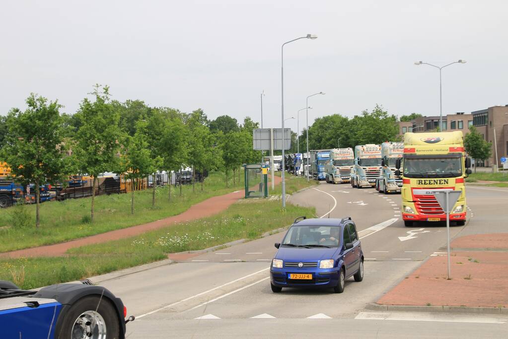 Truckerstocht met vele voertuigen
